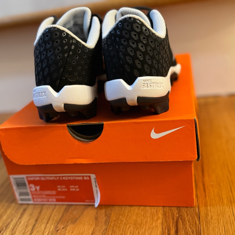 NEW IN BOX Nike Vapor Black and White Baseball Cleats - Picture 3 of 3